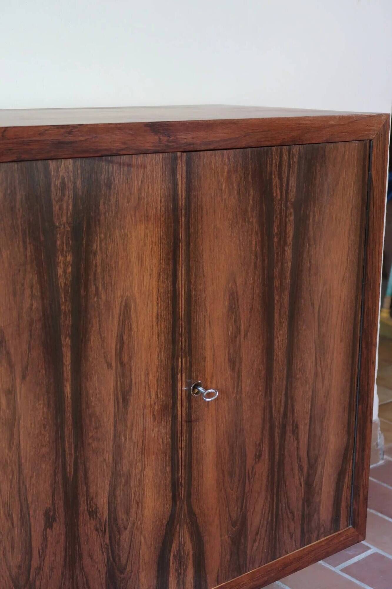 Large rosewood sideboard, 2 doors and central niche.