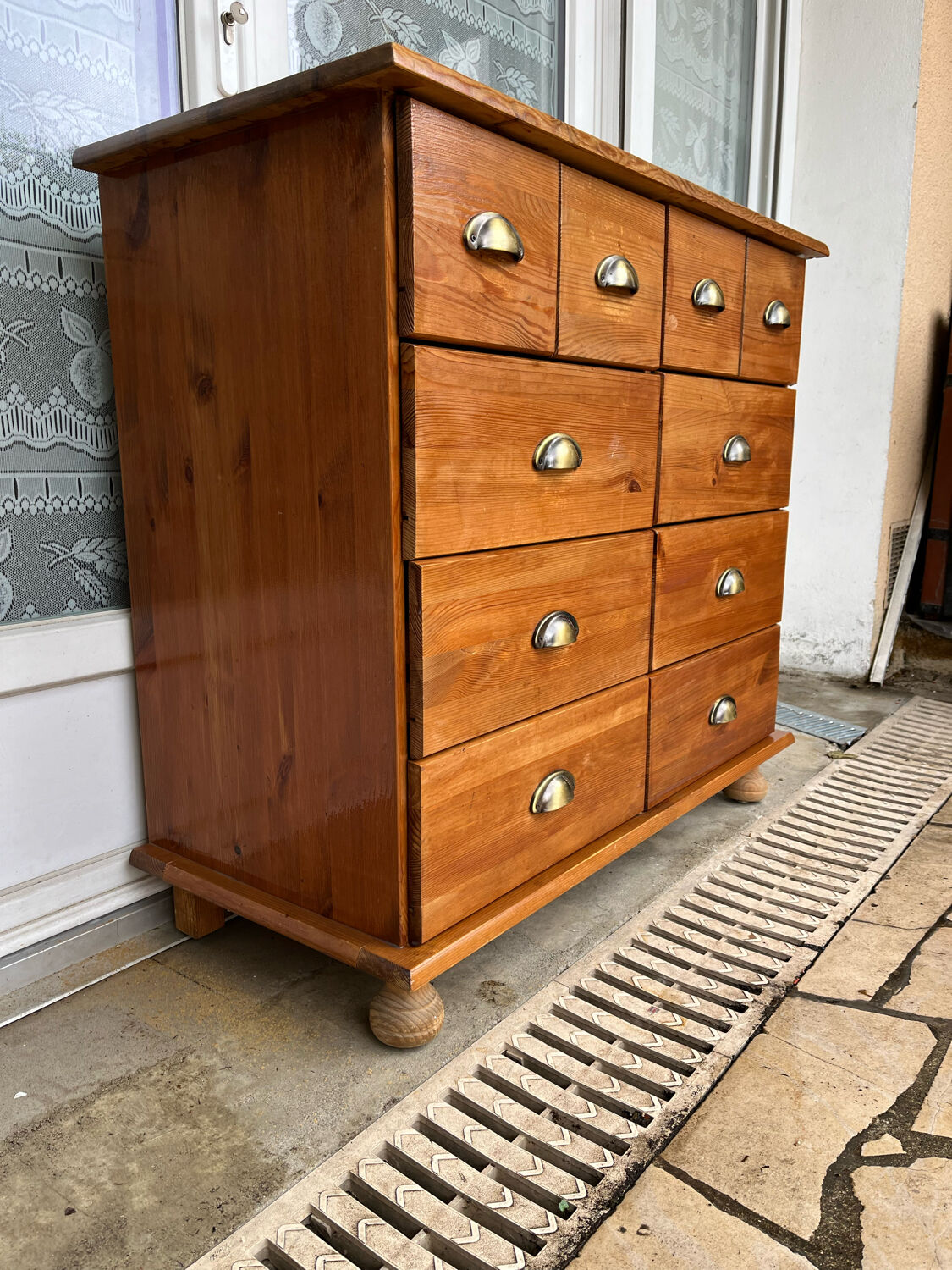Storage cabinet with drawers