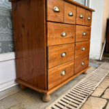 Storage cabinet with drawers