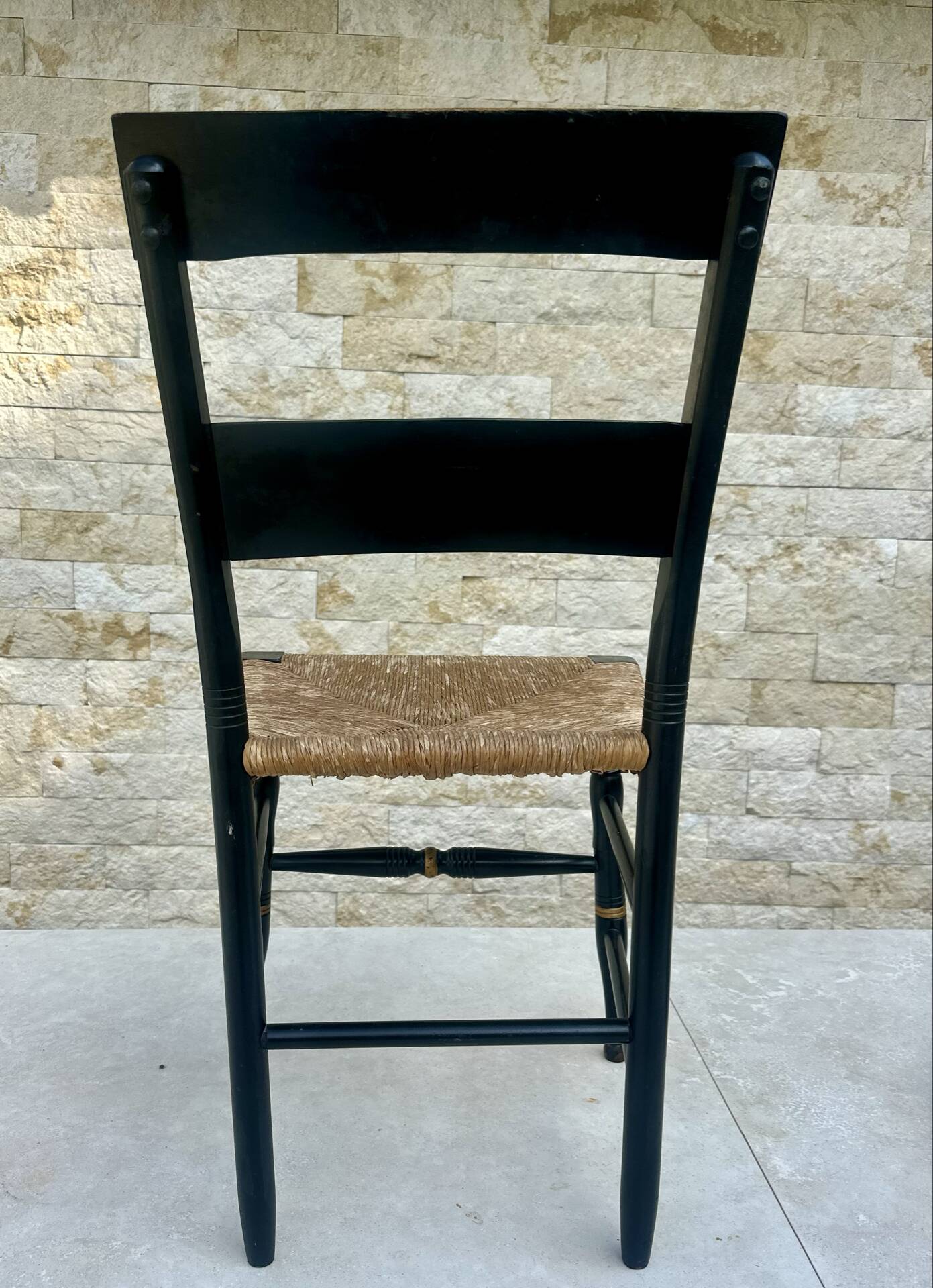 Chaise en bois peint dans le goût d’Hitchcock.