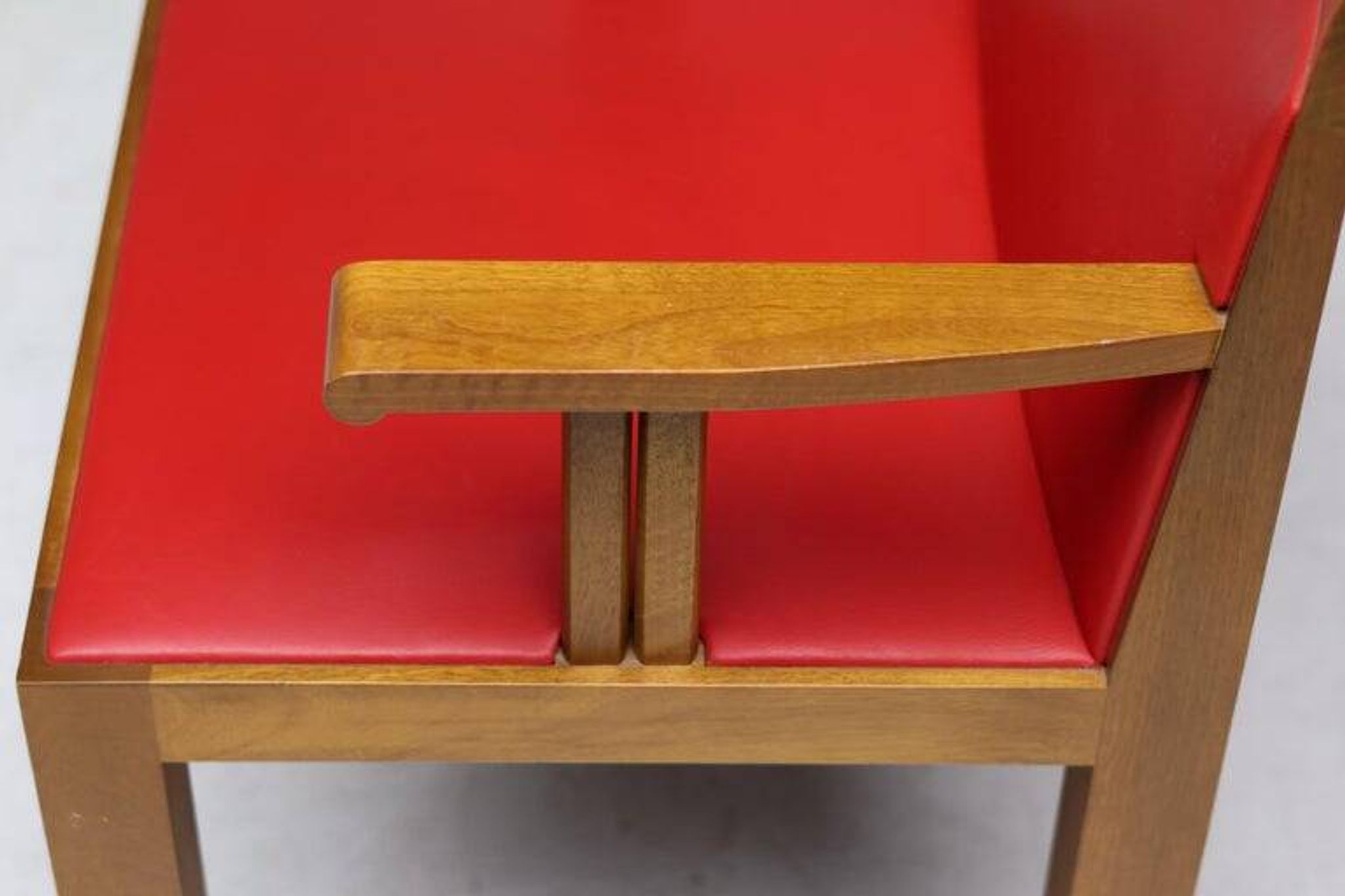 A masterpiece of Italian modernism: eleven Aldo Rossi red Teatro arm chairs