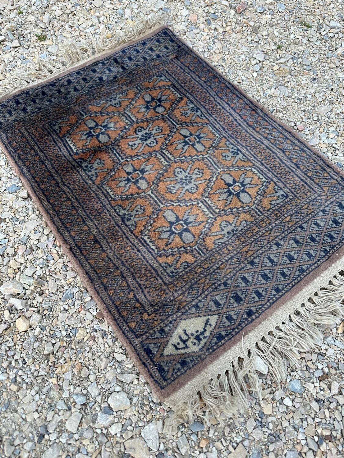 Handmade Pakistani rug