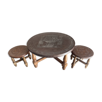 Coffee table and 2 stools in wood and embossed leather