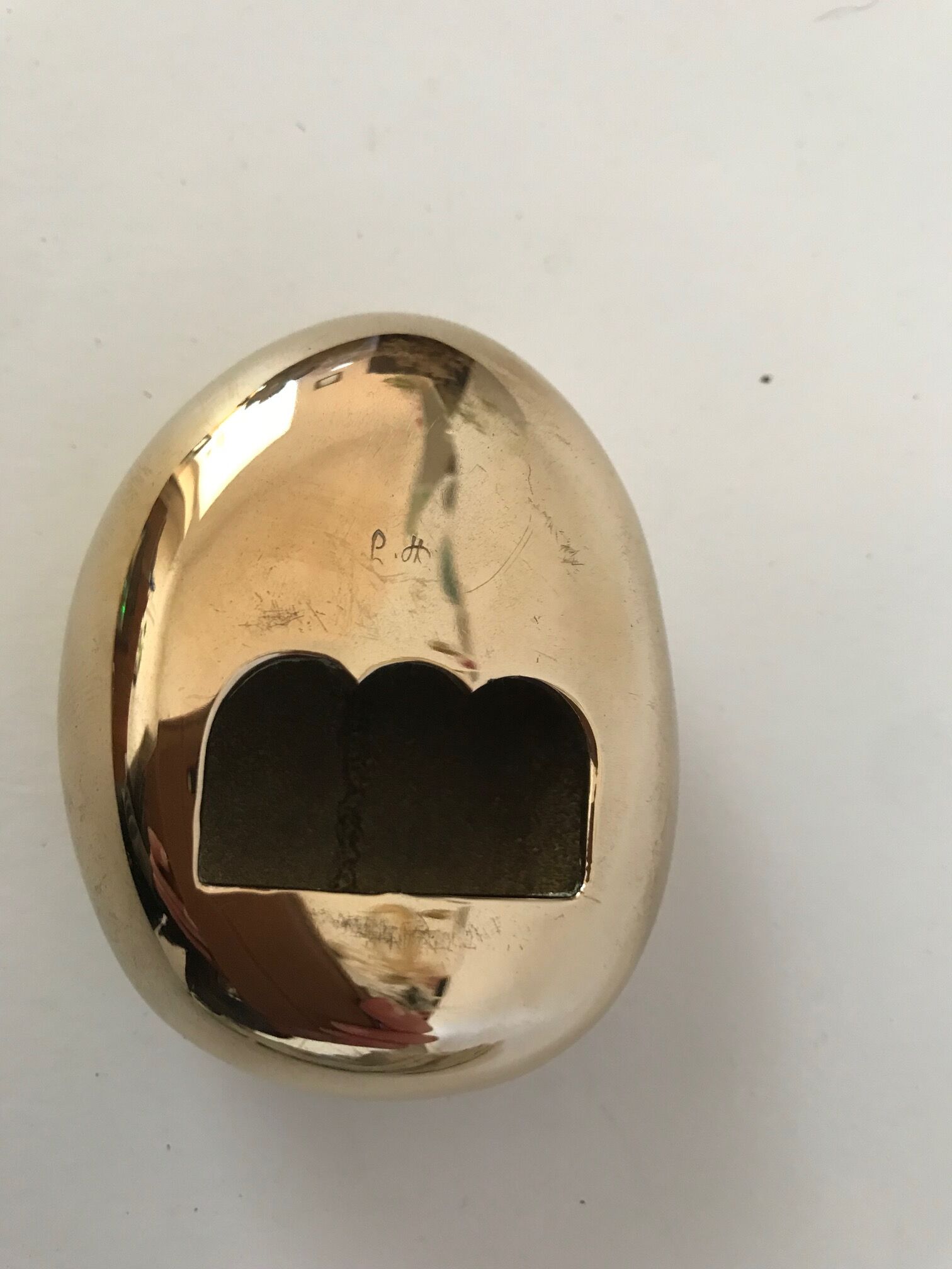 Galet décapsuleur en bronze doré de Monique Gerber