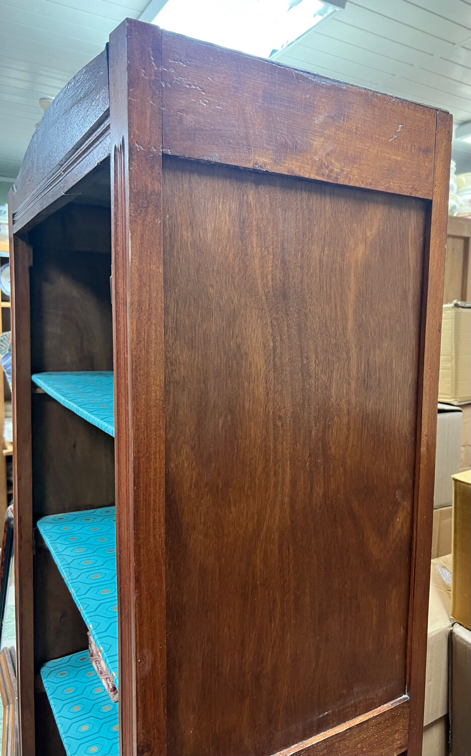 Armoire étagère rafraîchie
