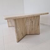 Table basse robuste en travertin italien avec deux pieds à trois pieds, années 1980