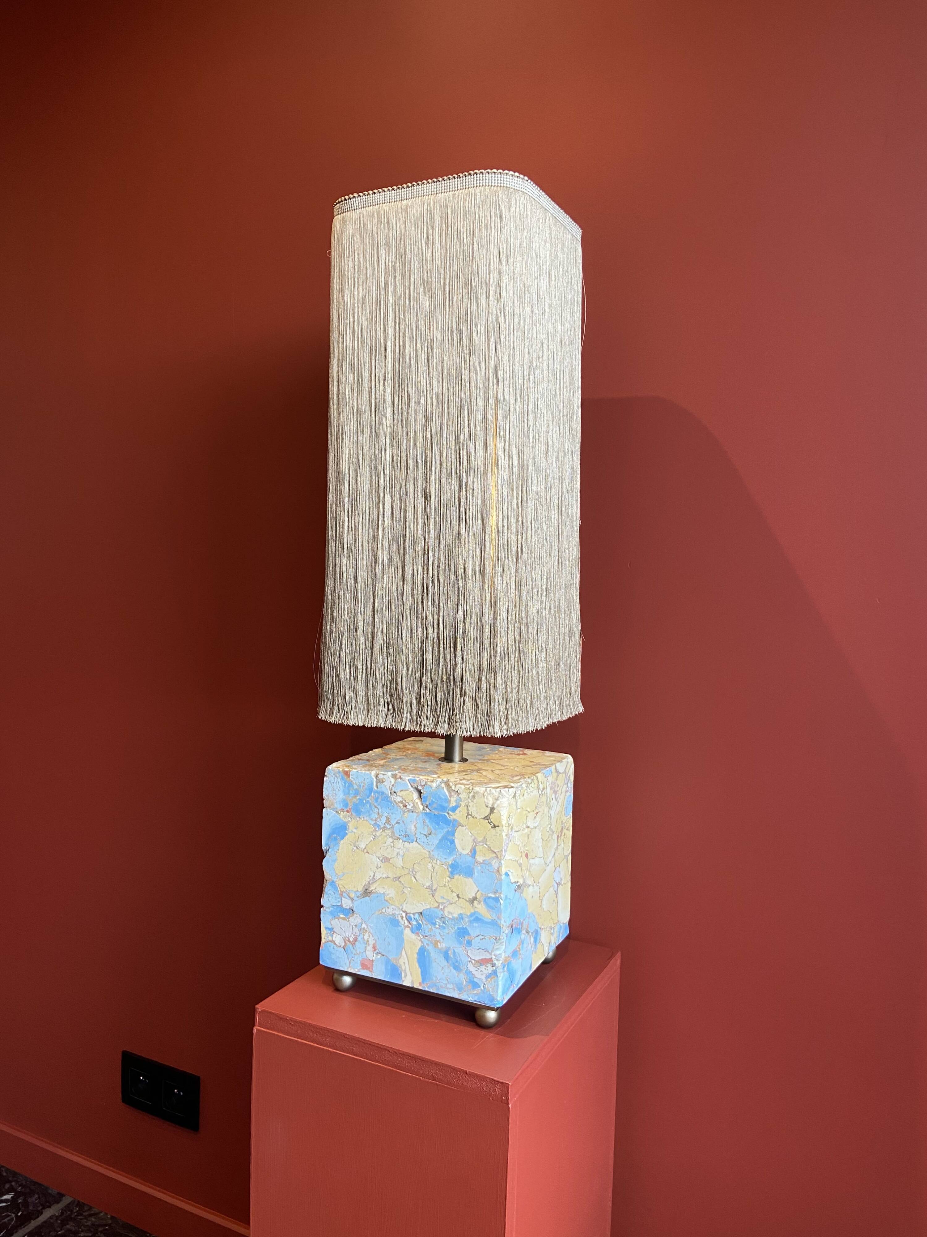 Base stuck blue beige marble-plaster, fringed lampshade Houles, 21st century.
