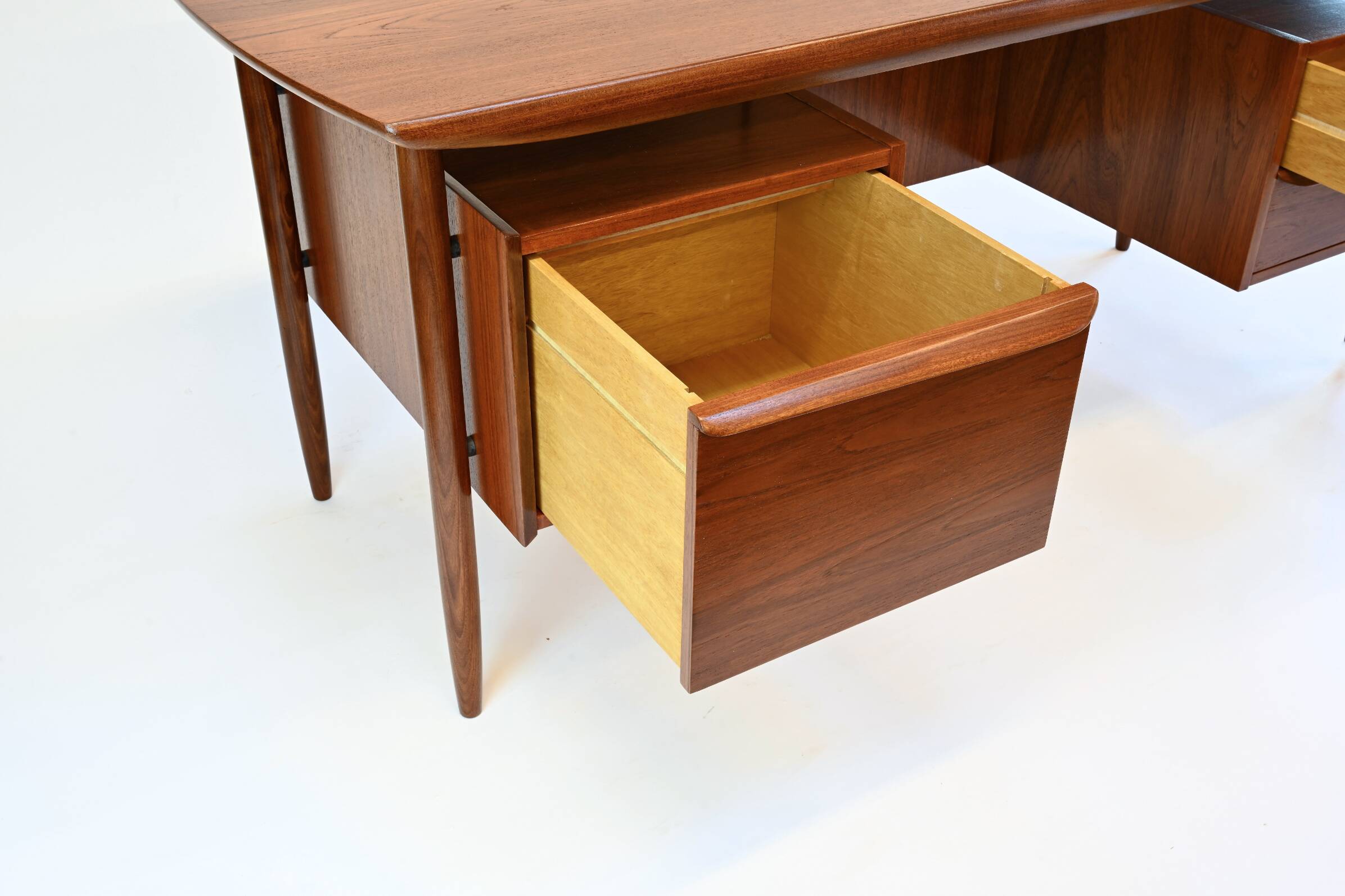 Cowhorn desk (Tijsseling Nijkerk) in teak