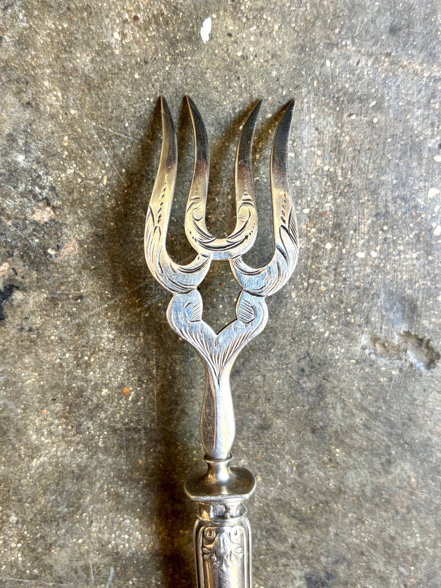 Dessert fork, service cutlery in silver engraved "CR"
