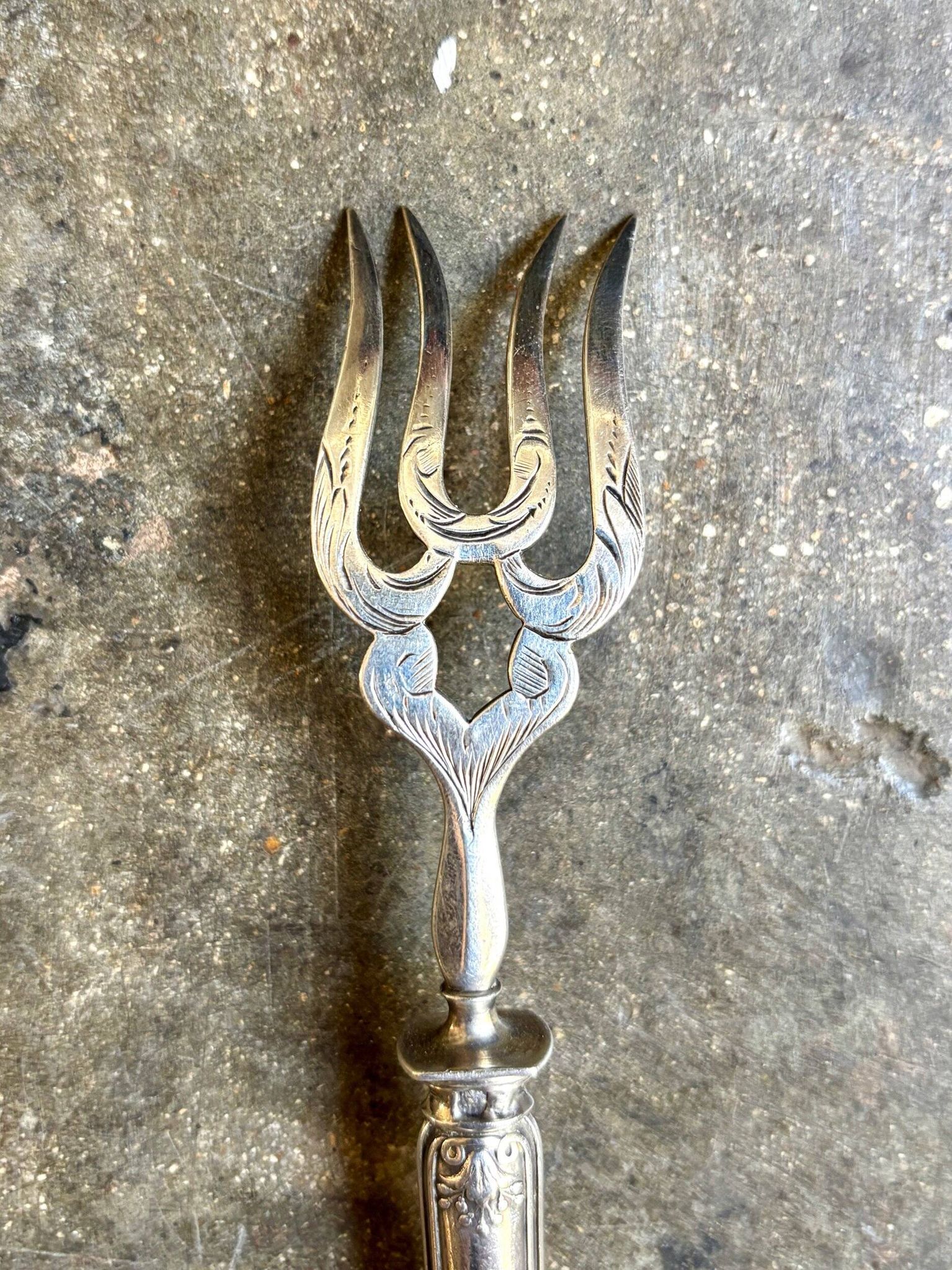 Dessert fork, service cutlery in silver engraved "CR"