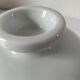Beurrier à eau vintage en porcelaine blanche - design épuré