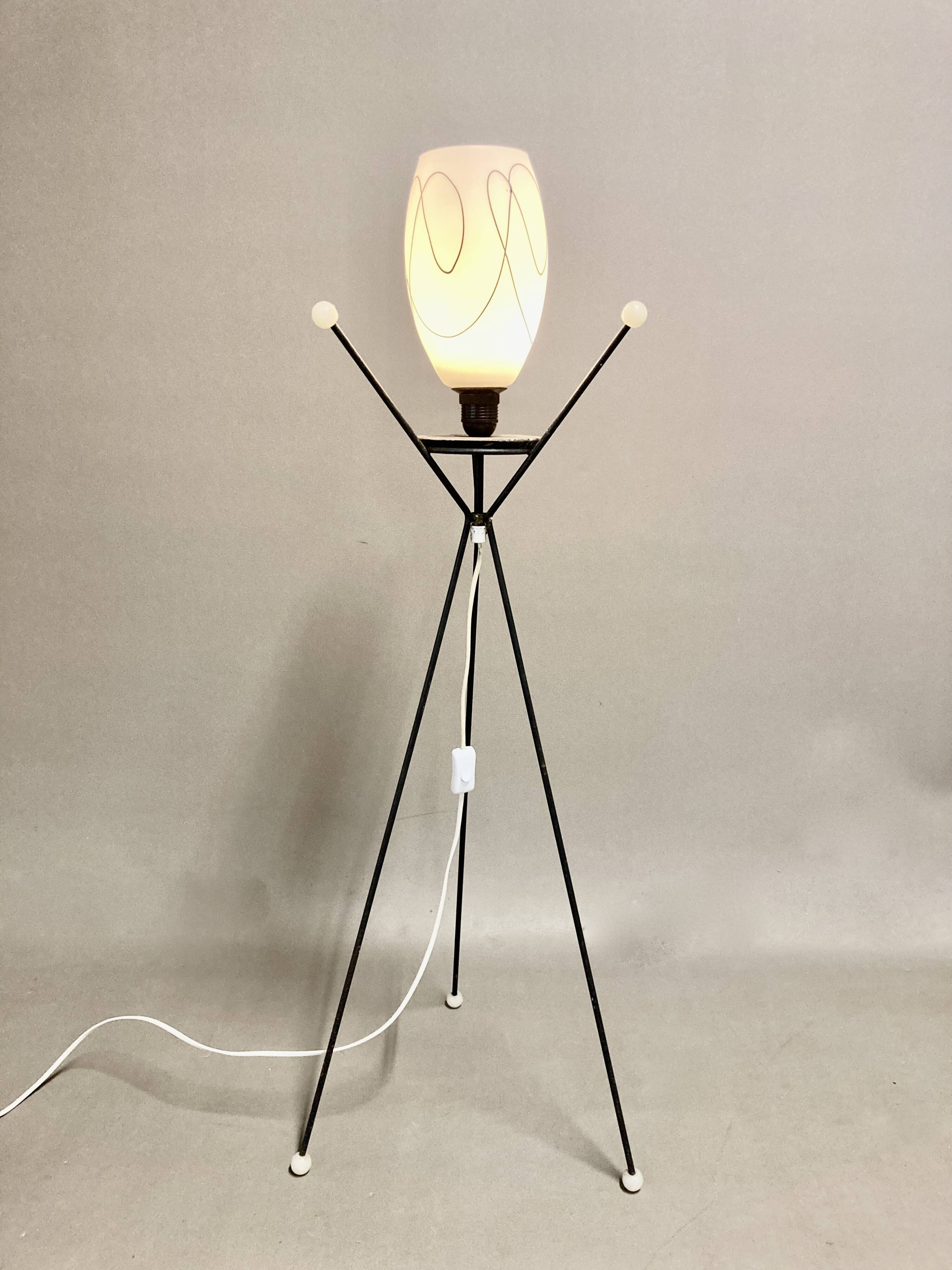 Tripod floor lamp "design 1950".