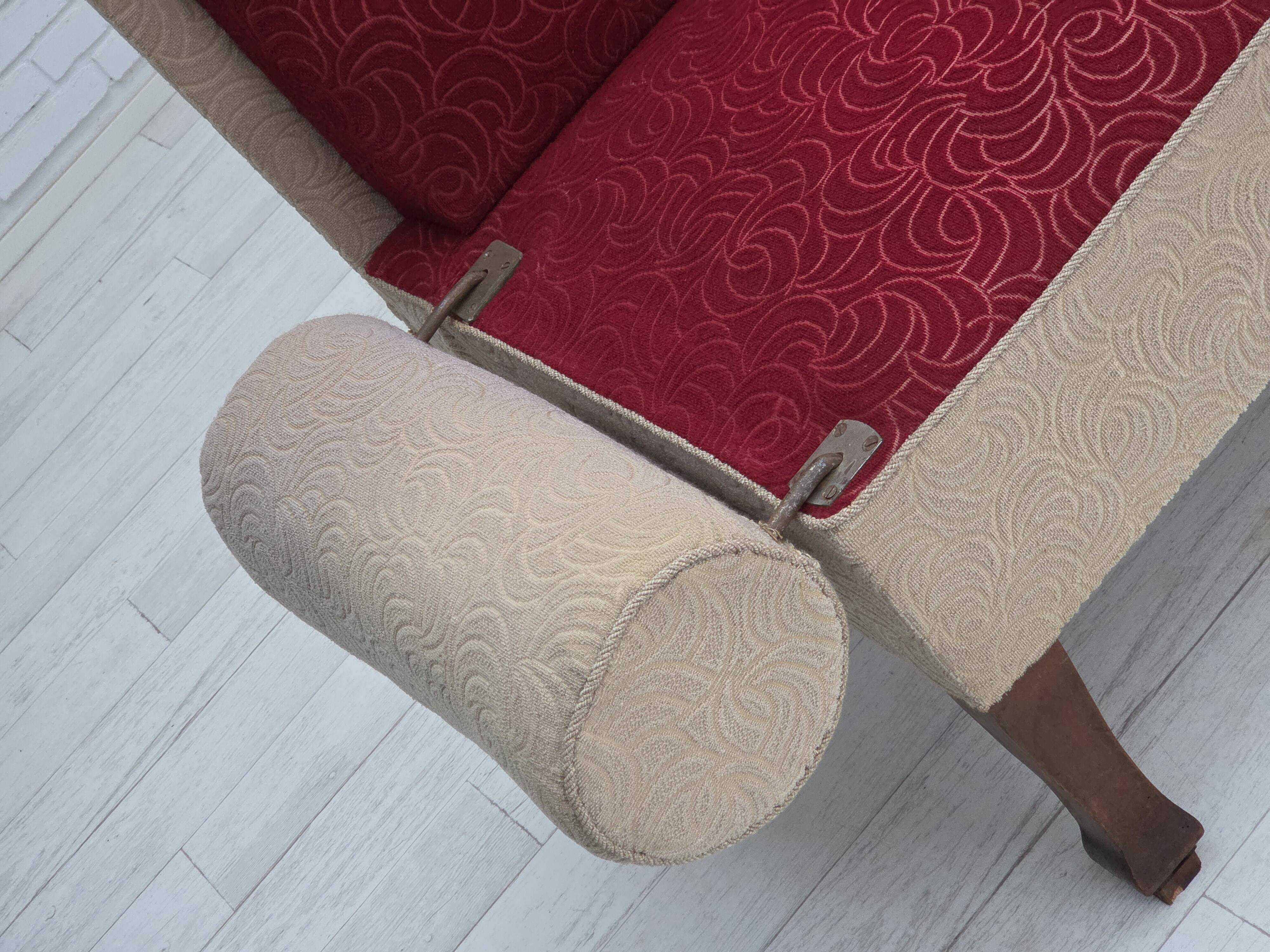 Canapé-lit danois des années 1950, laine d'ameublement rouge/beige, pieds en bois de frêne.