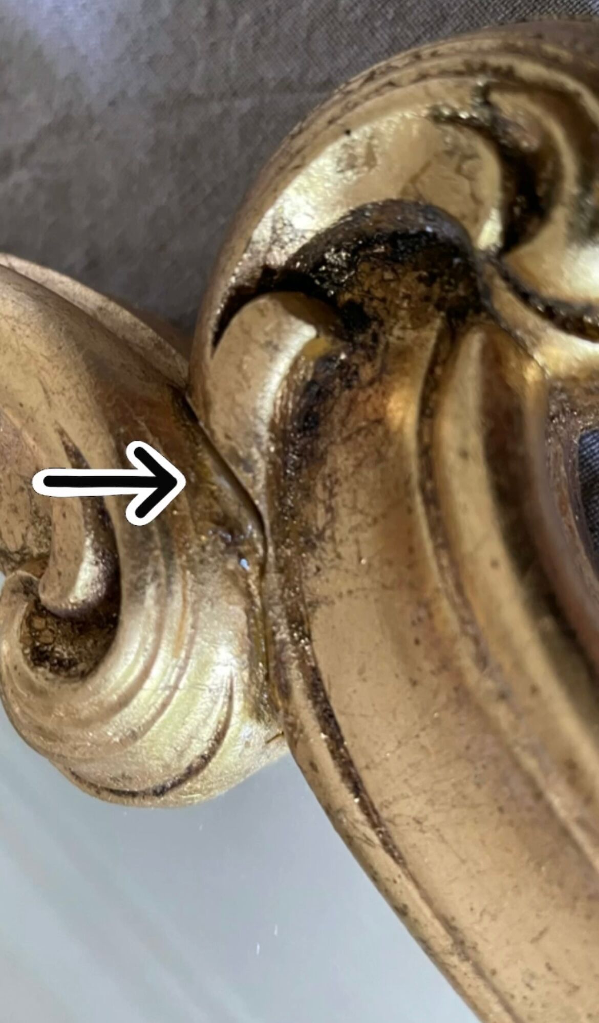 Golden resin rock mirror  42x68cm