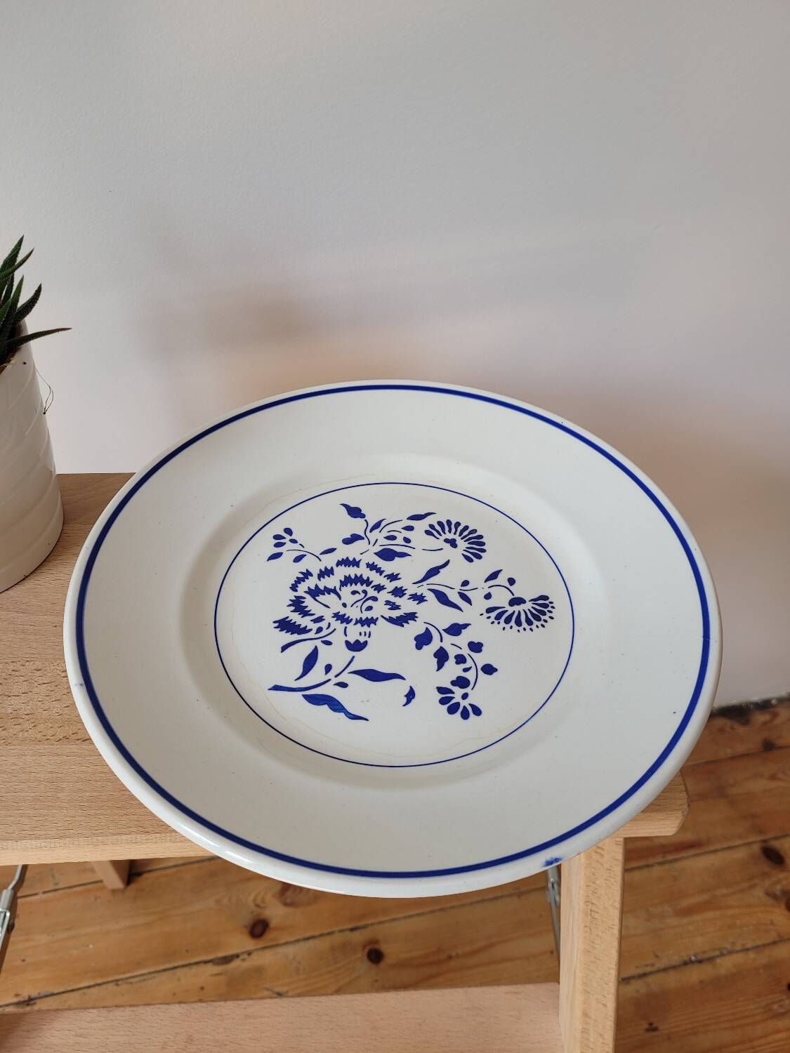 Large flat presentation plate Oeillet by K&G Luneville