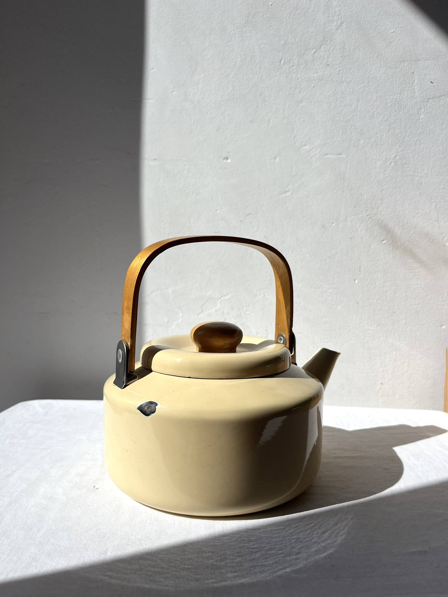 Vintage enamelled metal kettle in beige, Copco style.
