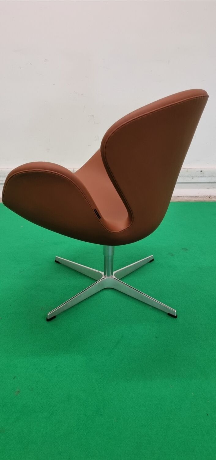 Arne Jacobsen Swan chair by Fritz hansen