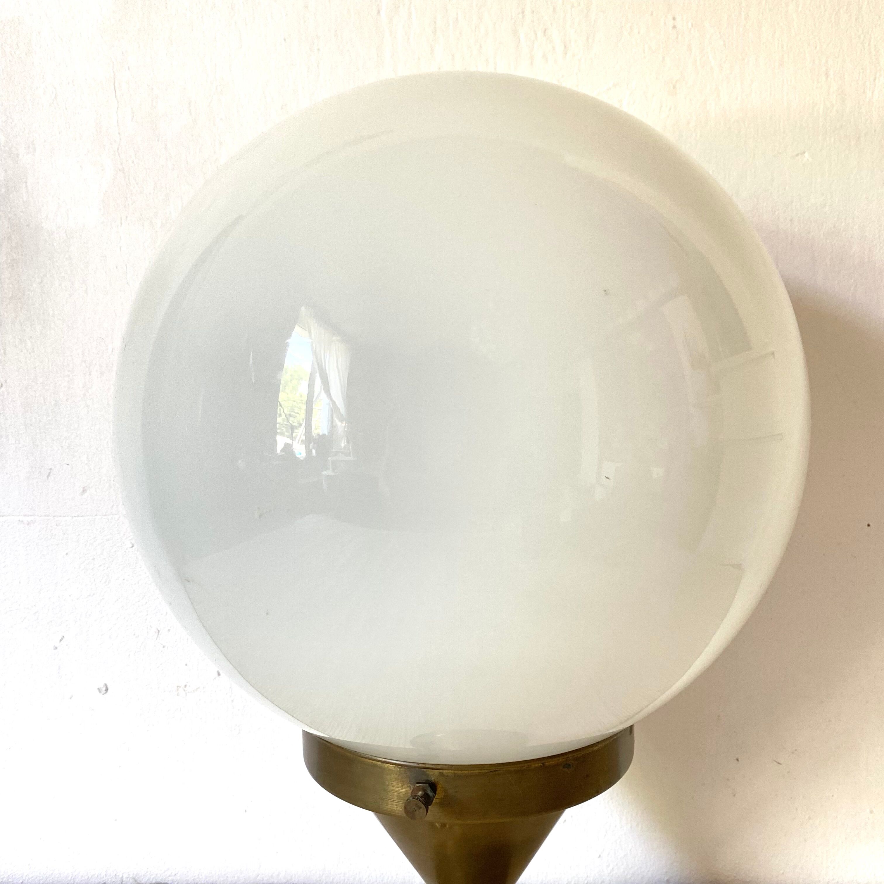 Plafonnier boule en opaline