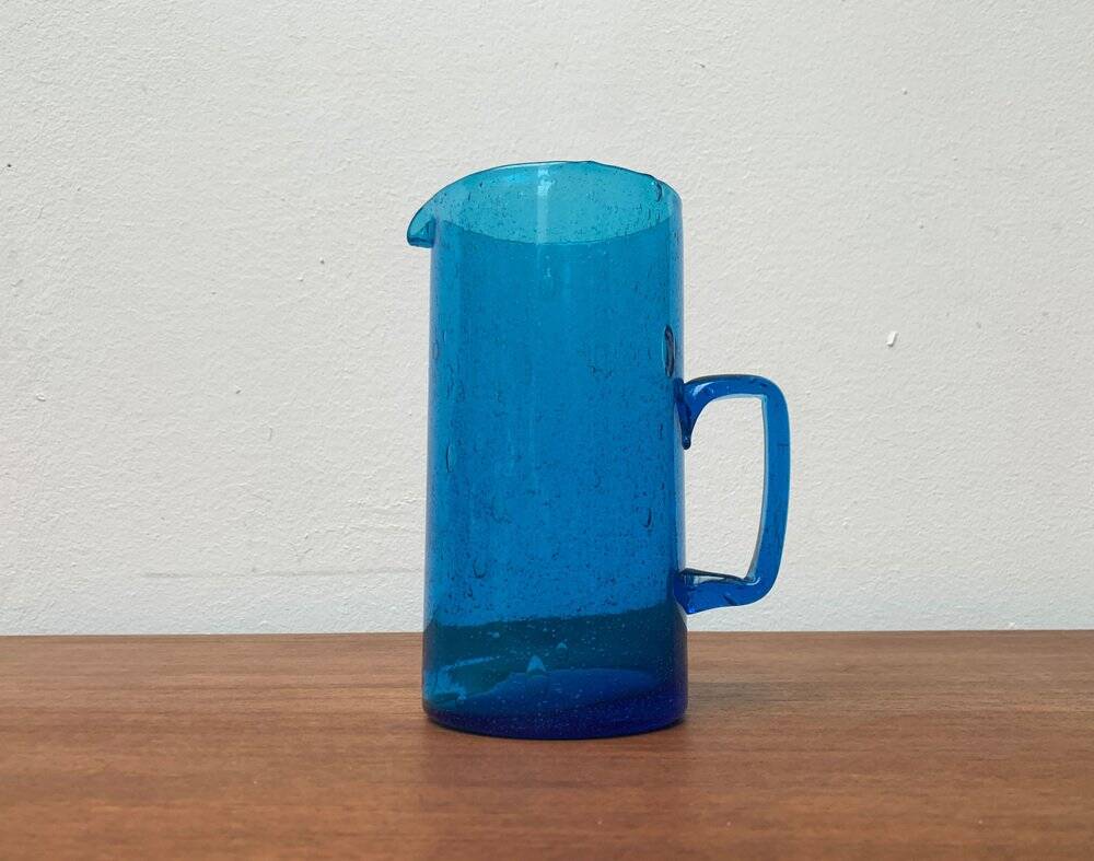 Broc en verre bleu fait main du milieu du siècle, années 1960