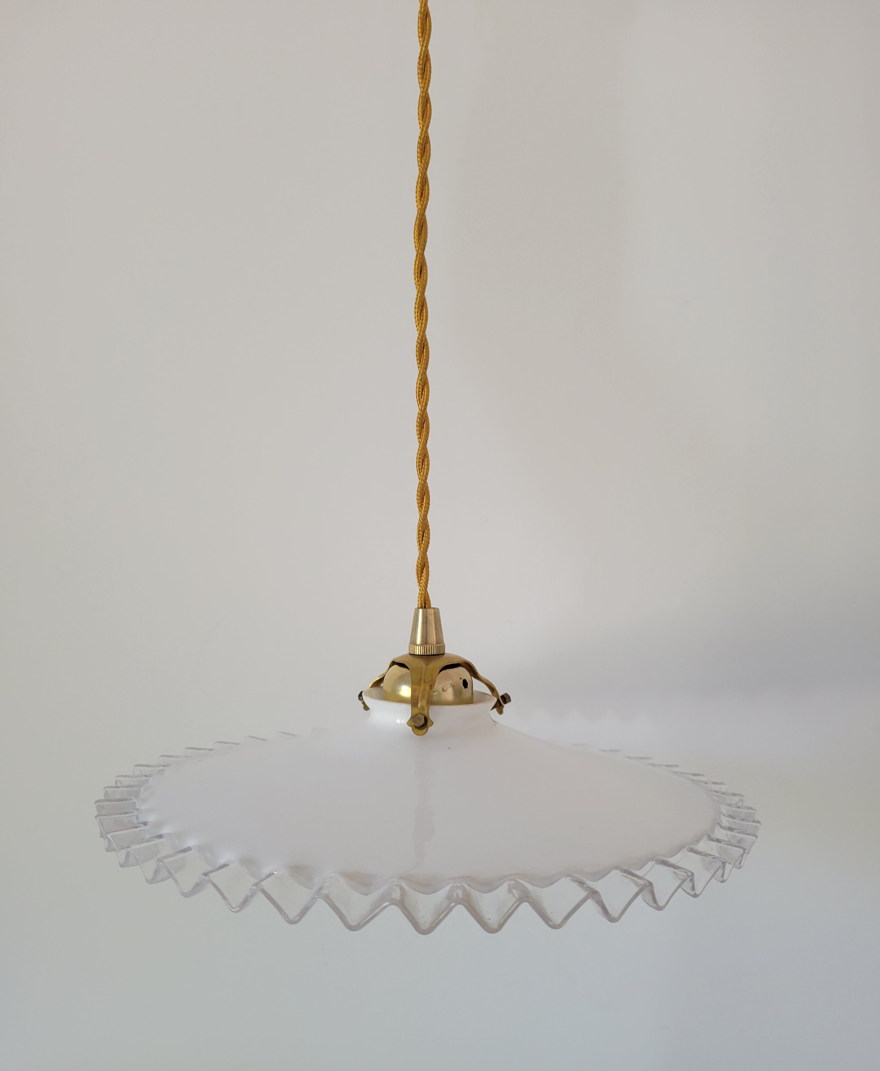 Serrated opaline suspension