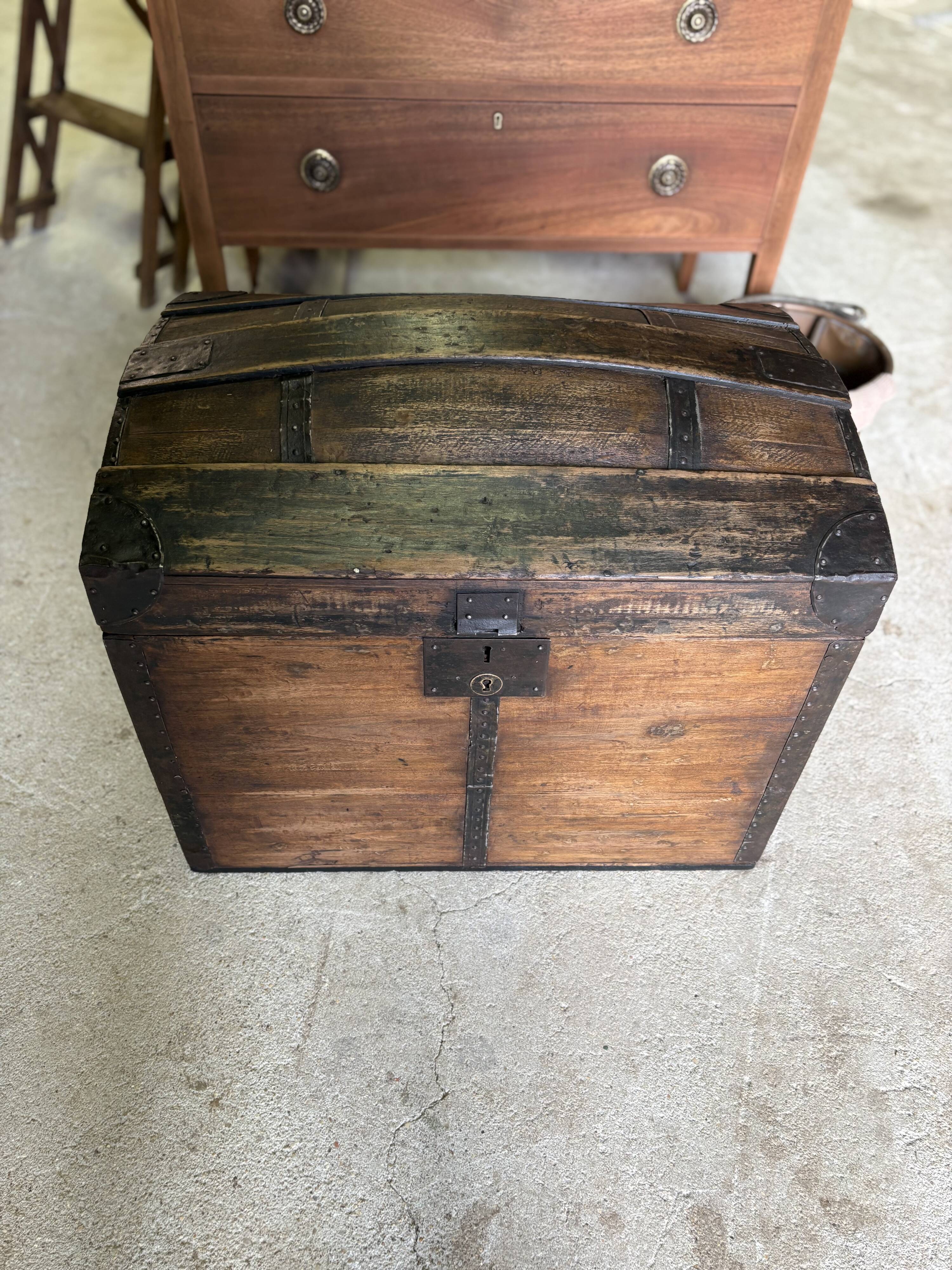Malle bombée ancienne – rangement & déco vintage