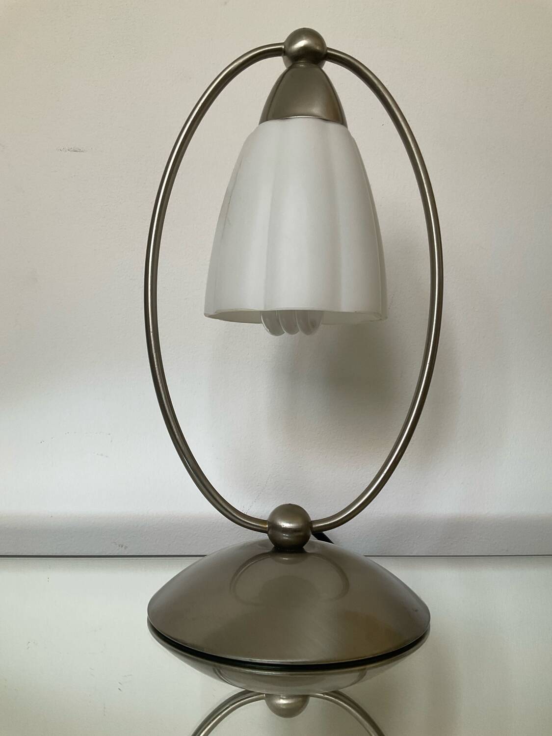 Lampe vintage en opaline et aluminium brossé