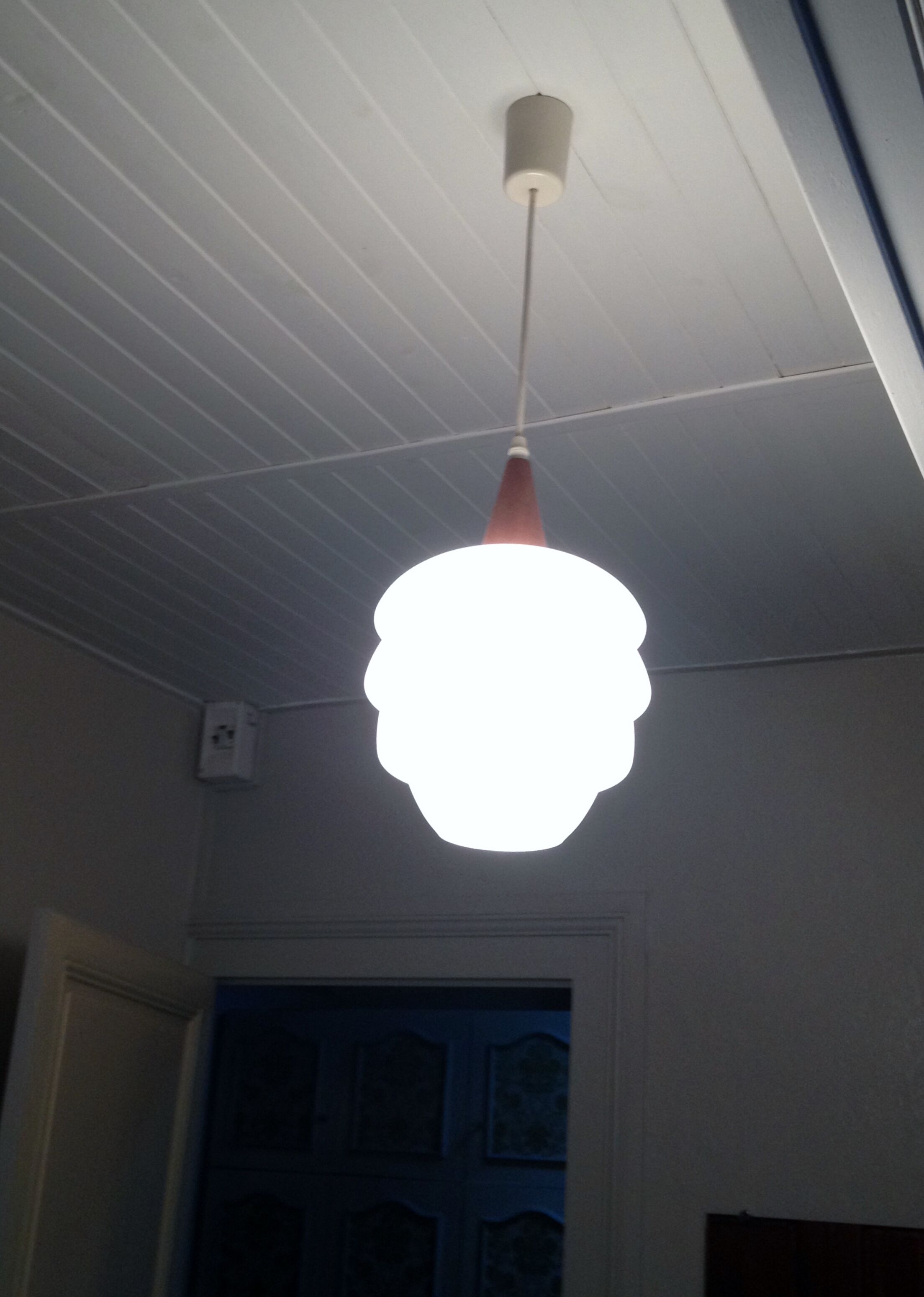 Suspension scandinave teck et opalin 1950-1960