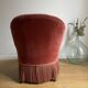 Fauteuil crapaud vintage rose framboise en velours à franges
