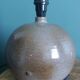 Pied de lampe boule signé Eric Debruyne couleurs greige, marron, taupe