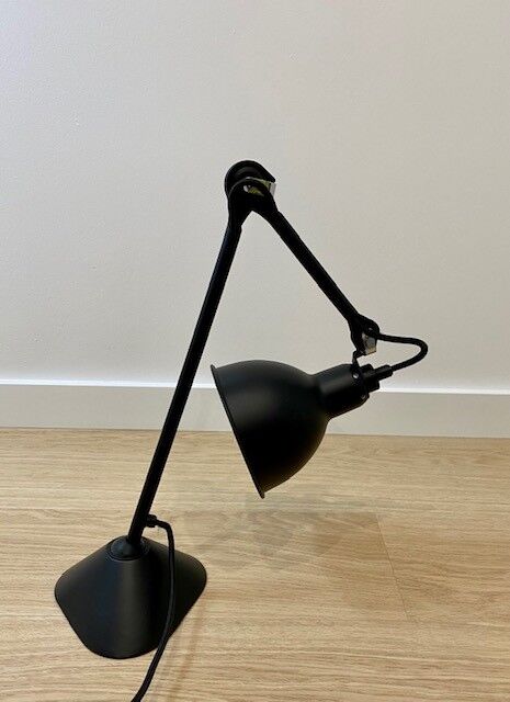 Articulated table lamp