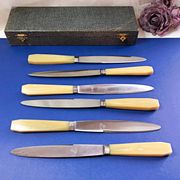 Coffret de 6 couteaux de table manche bakélite France début XXe