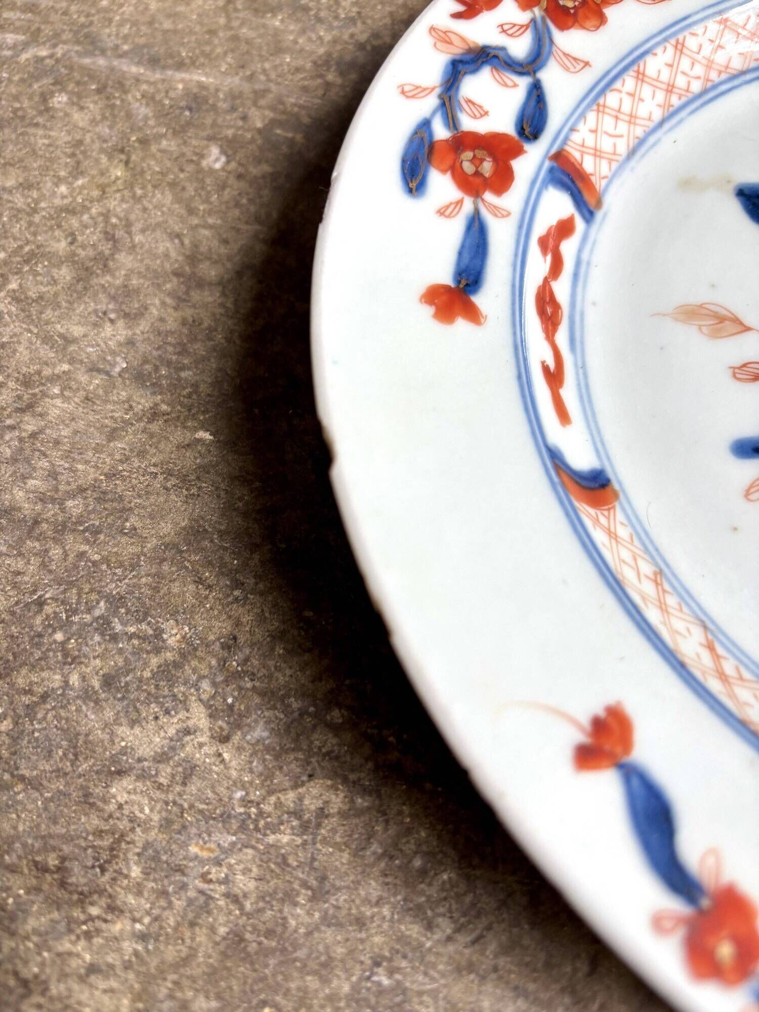 Compagnie des Indes porcelain flat plate with hand-painted Imari decoration, 18th century, no. 2