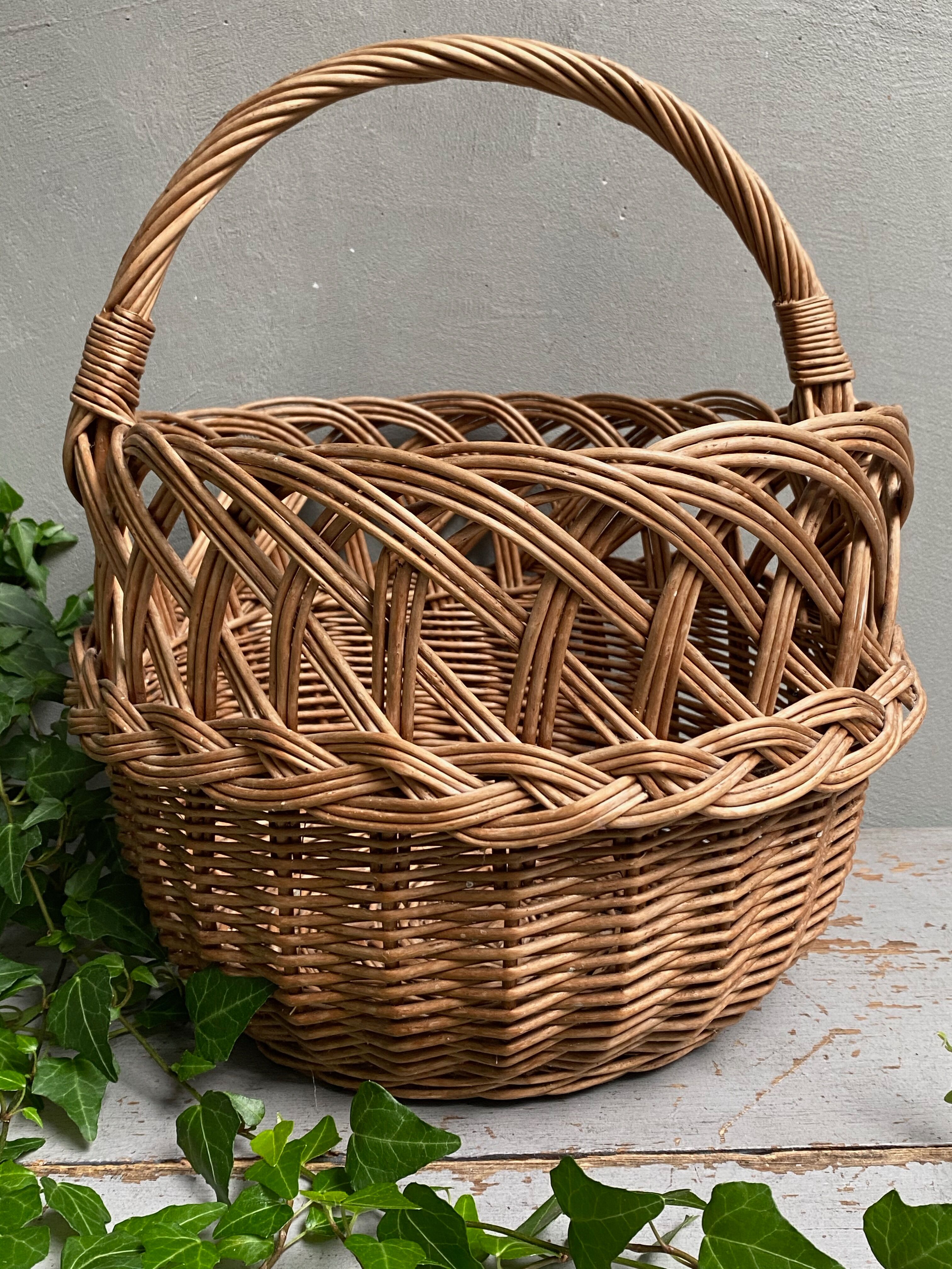 Round wicker basket