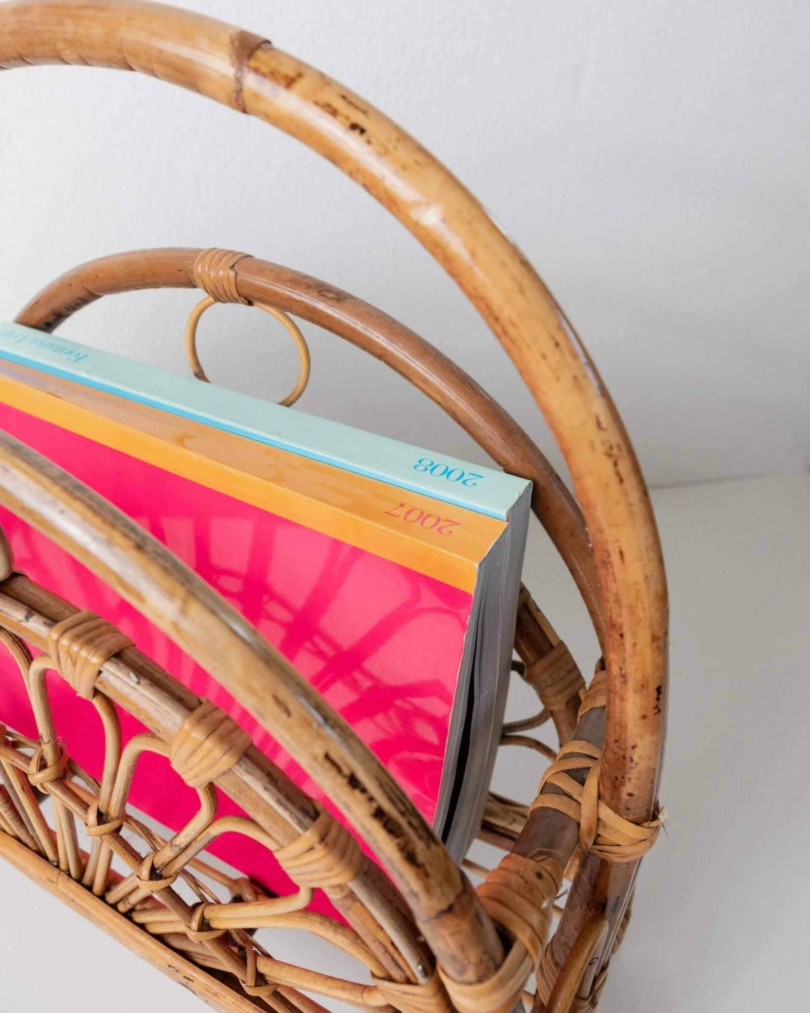 Vintage bamboo magazine rack in bois wood finish, rotin-et-osier-inspired, mid-century Italian design, 1970s