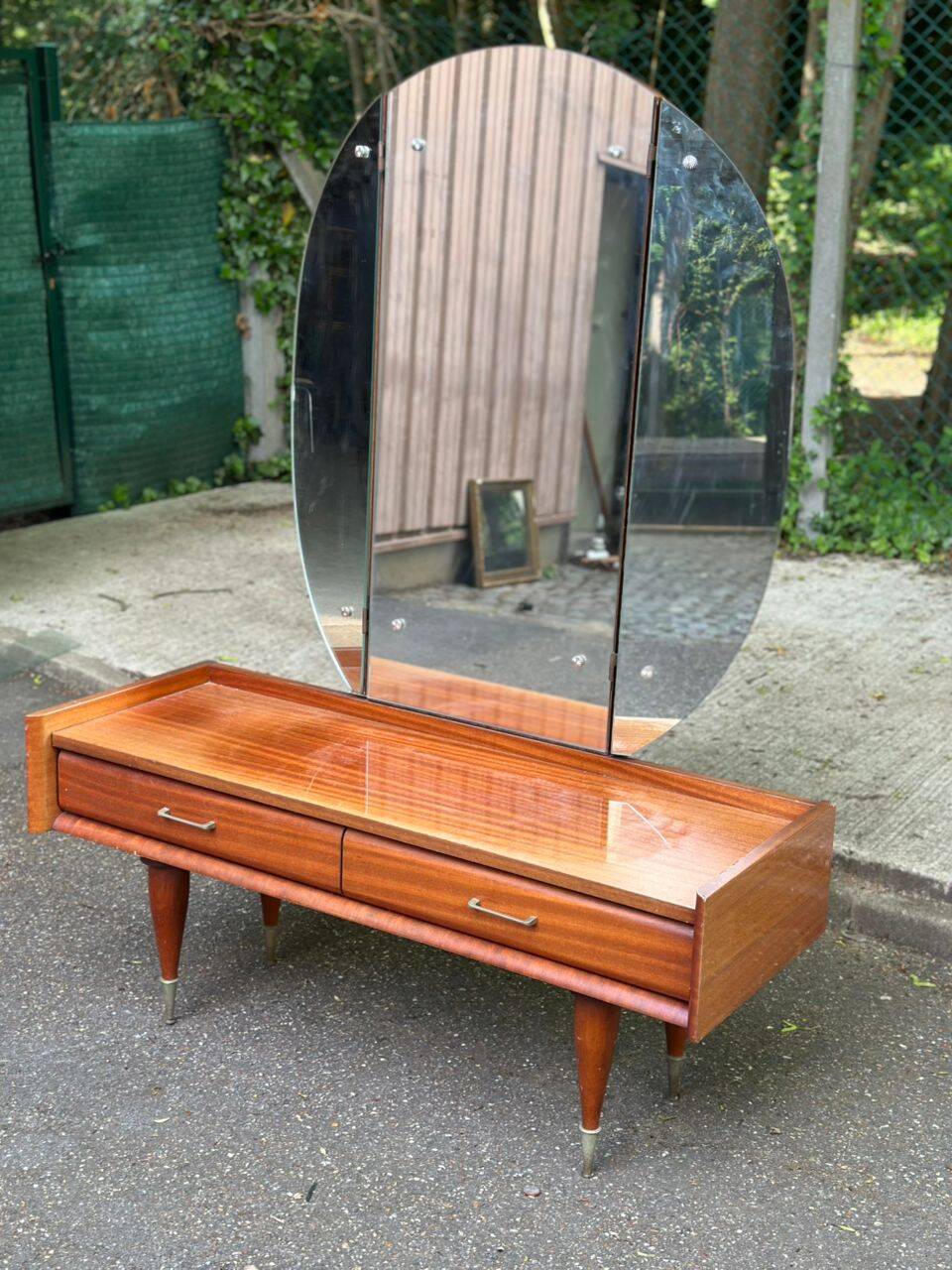 Coiffeuse scandinave en bois des années 50 avec miroir triptyque
