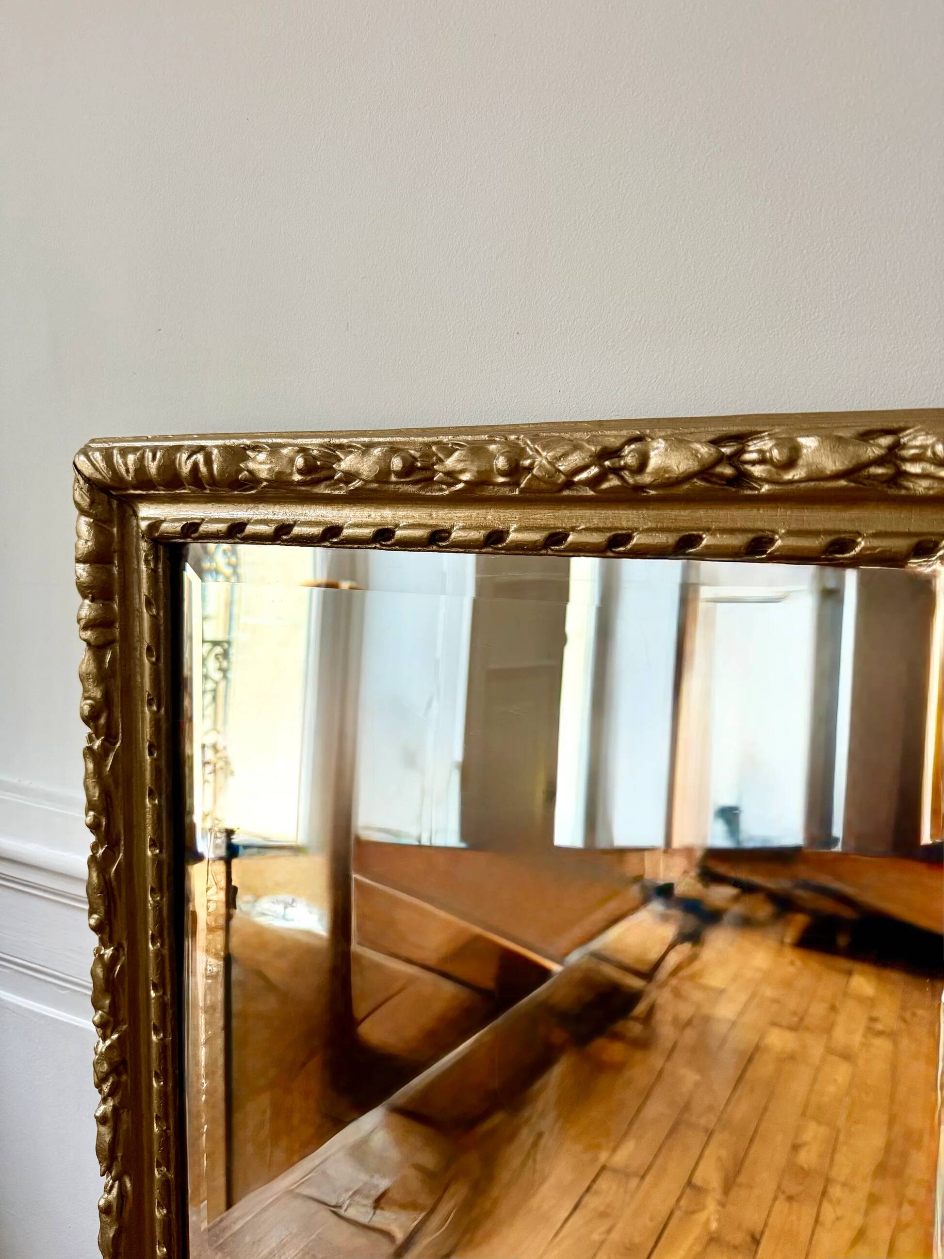 Bevelled mirror in carved gilded wood