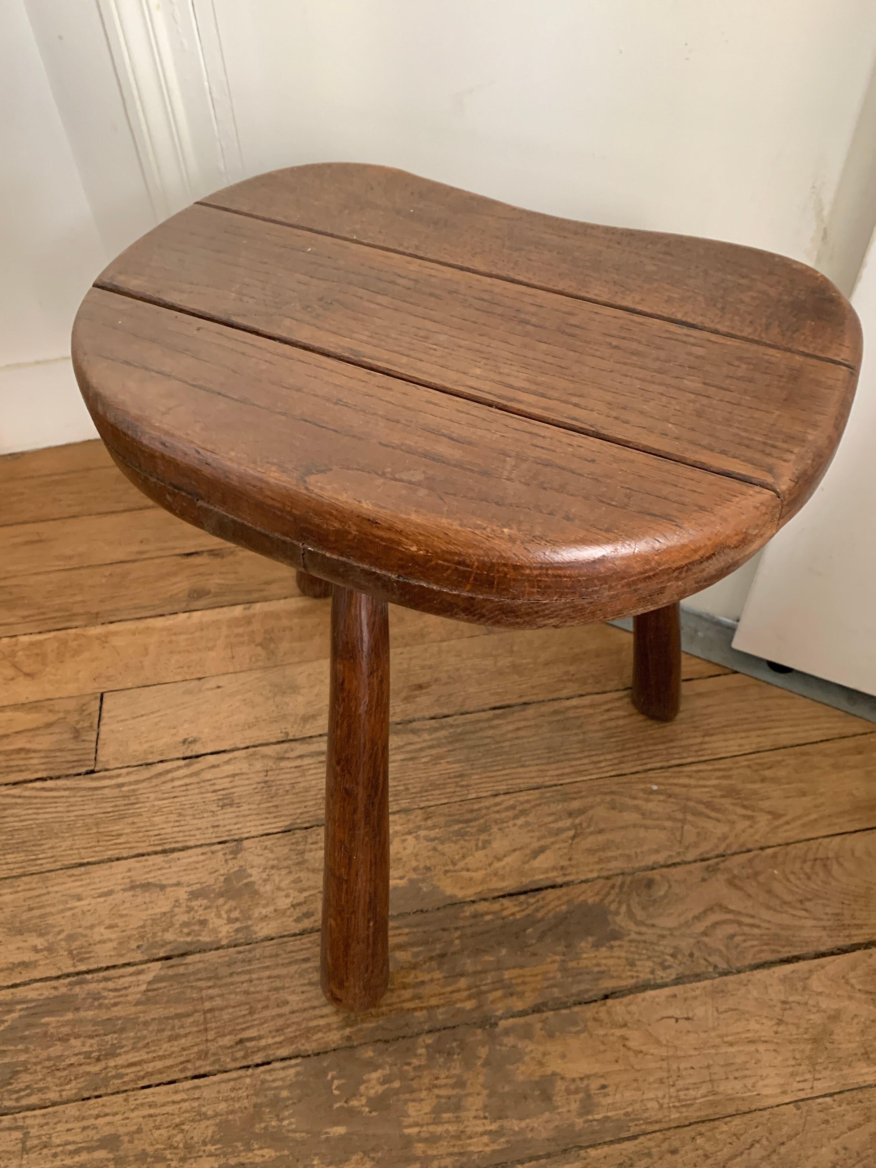 Brutalist tripode tabouret