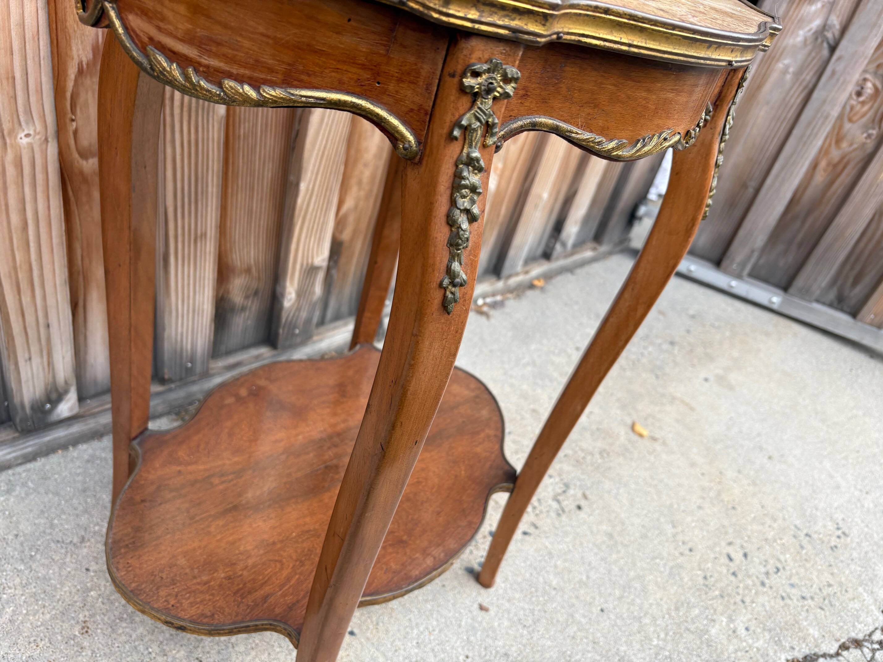 Guéridon ancien Louis XV – marbre rosé et laiton doré – fin XIXᵉ siècle