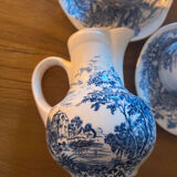 Set of 5 cups and under cups and 2 carafons in Gien porcelain.