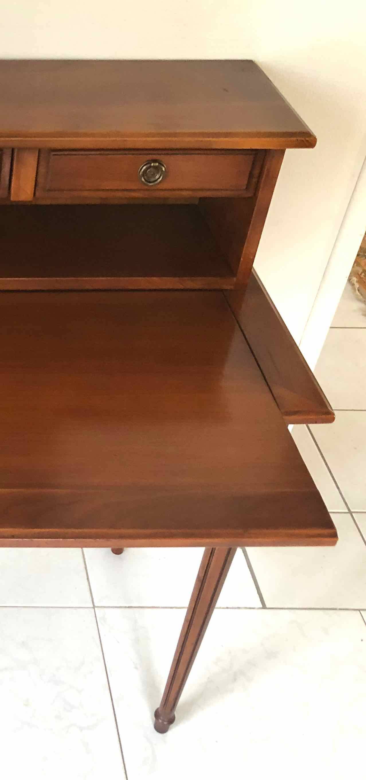 Petit bureau à gradin en merisier 1970