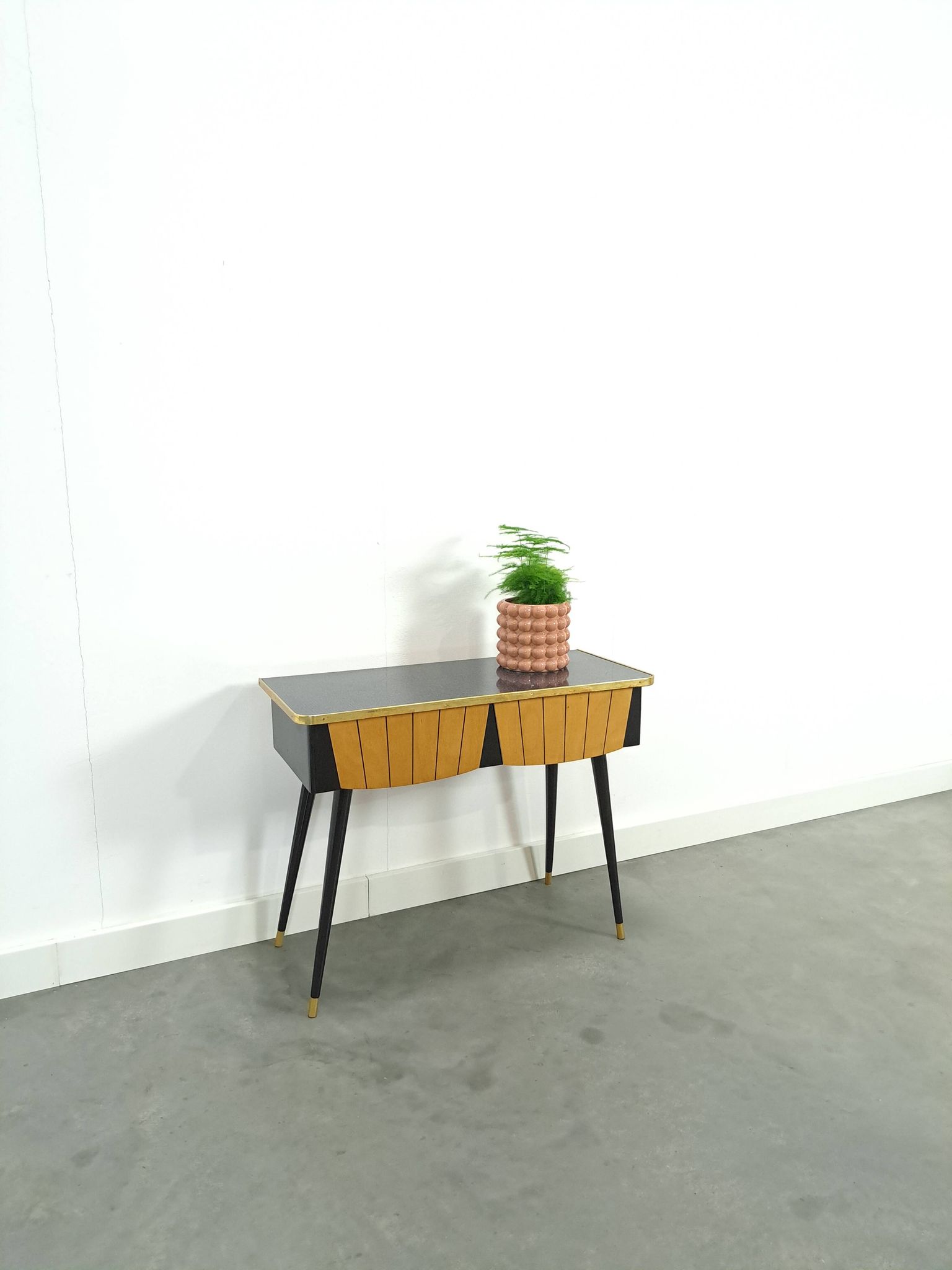 Kastje met formica blad, houten lades en goudkleurige details