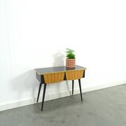 Kastje met formica blad, houten lades en goudkleurige details