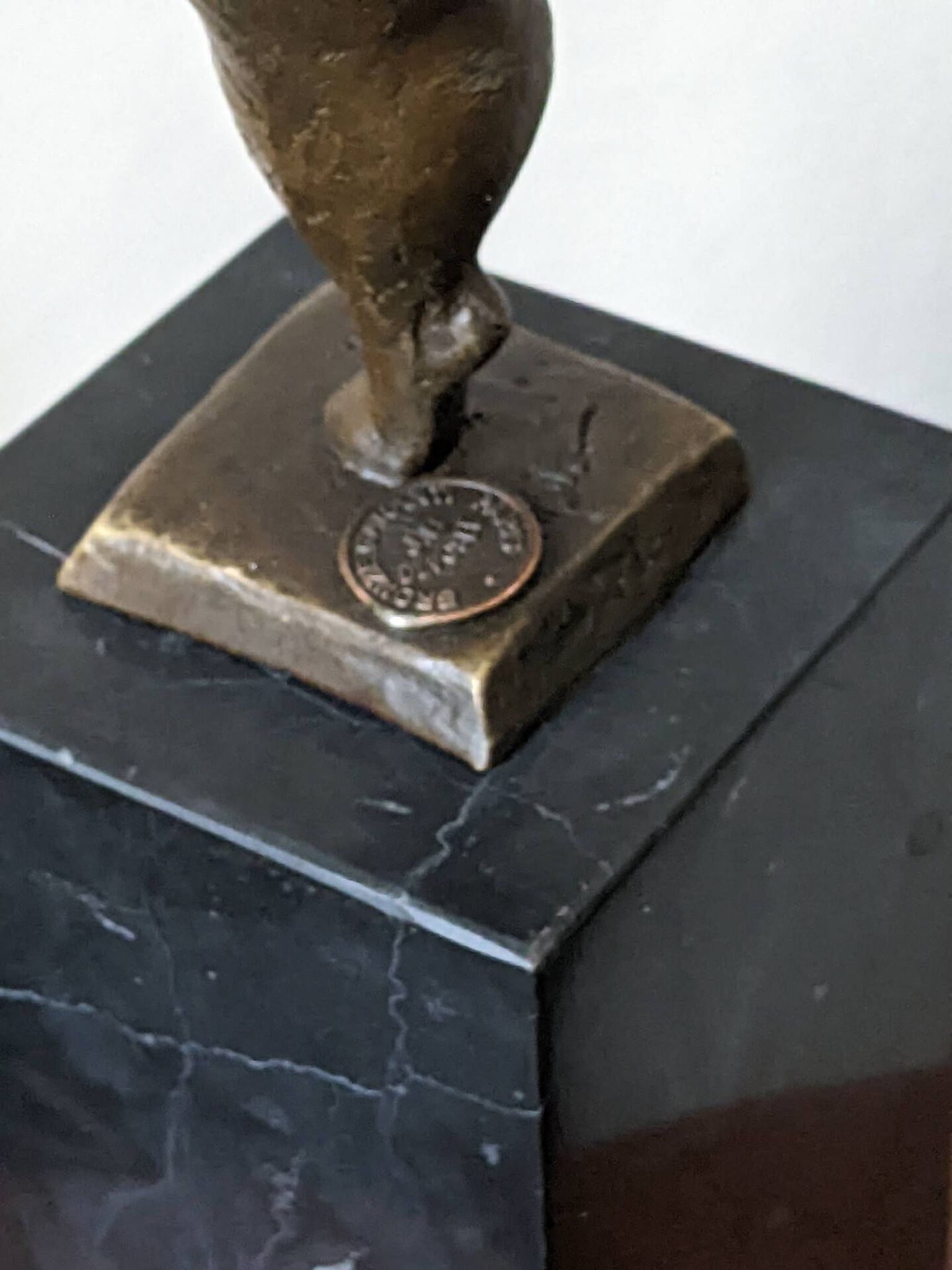 Sculpture contemporaine sur socle en marbre
