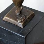 Sculpture contemporaine sur socle en marbre