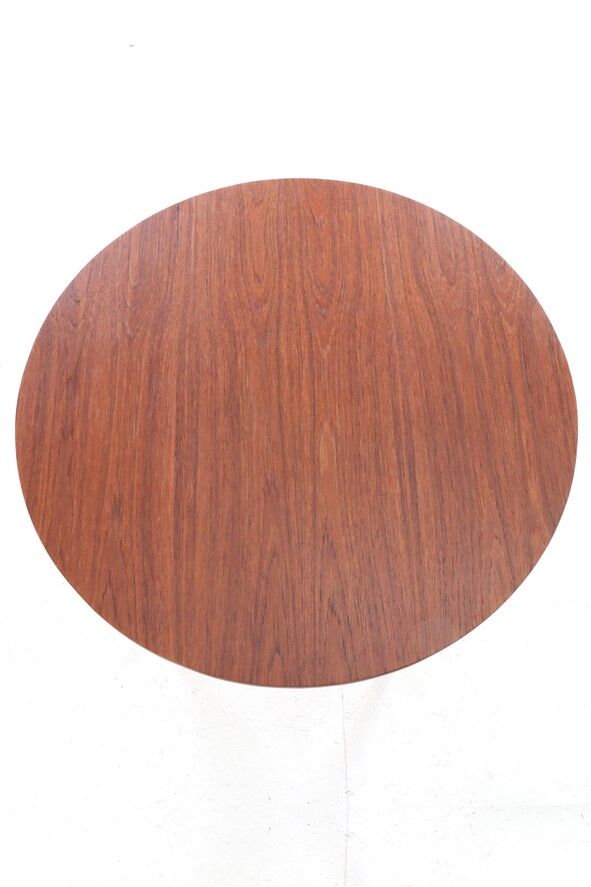 Round Winge Møbler “No. 31” teak coffee table / Mid-century Danish modern design / 1960s
