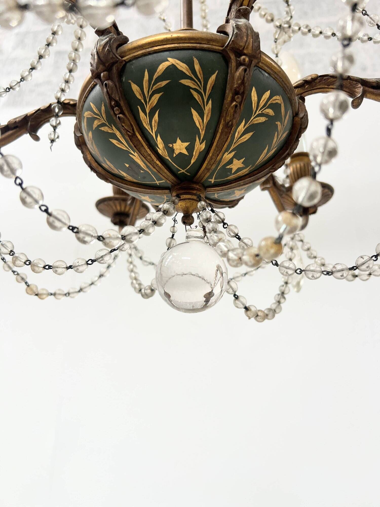 Louis XVI style chandelier with a pearl garland and painted tin, 20th century.