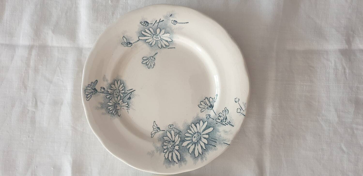 Four Marguerite plates