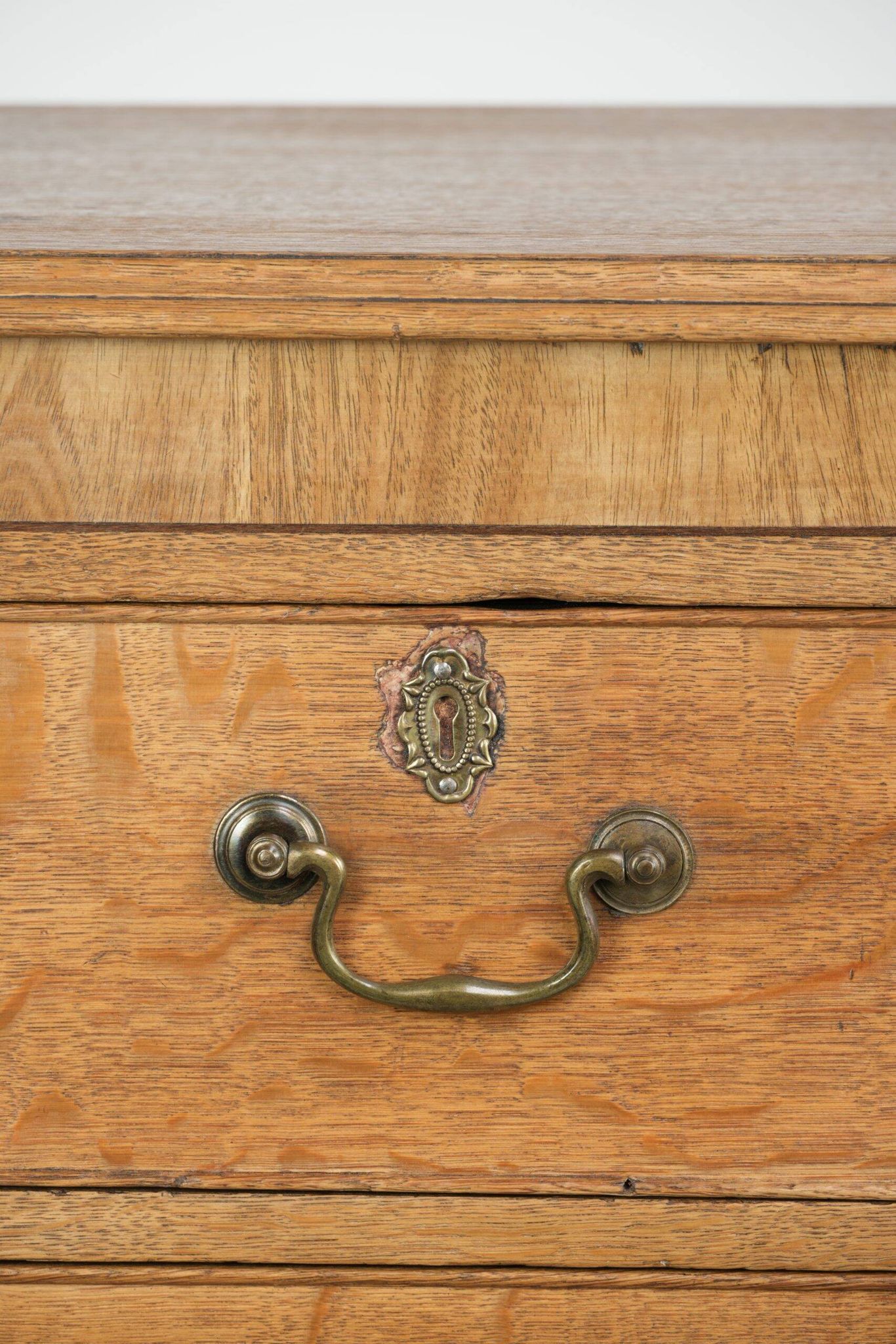 Large antique English blonde oak chest of drawers from the 18th century