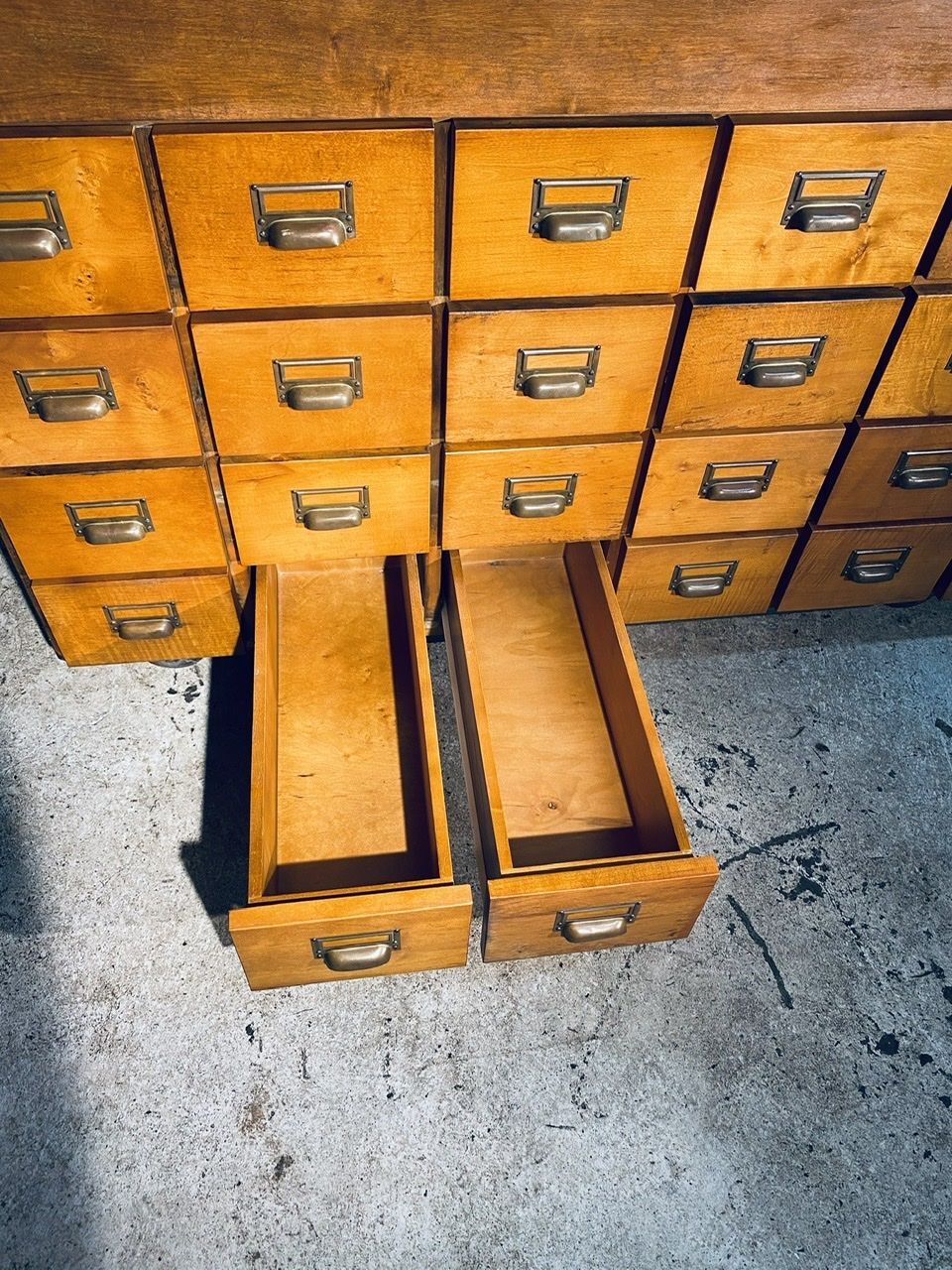 Classeur en bois avec 32 tiroirs vintage