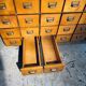 Classeur en bois avec 32 tiroirs vintage